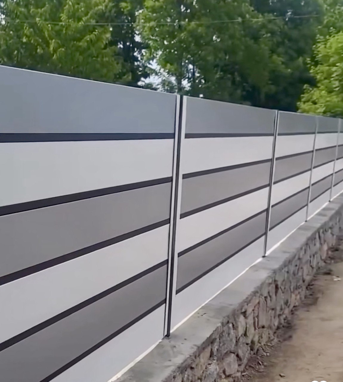 Delimitare metalica pentru curte