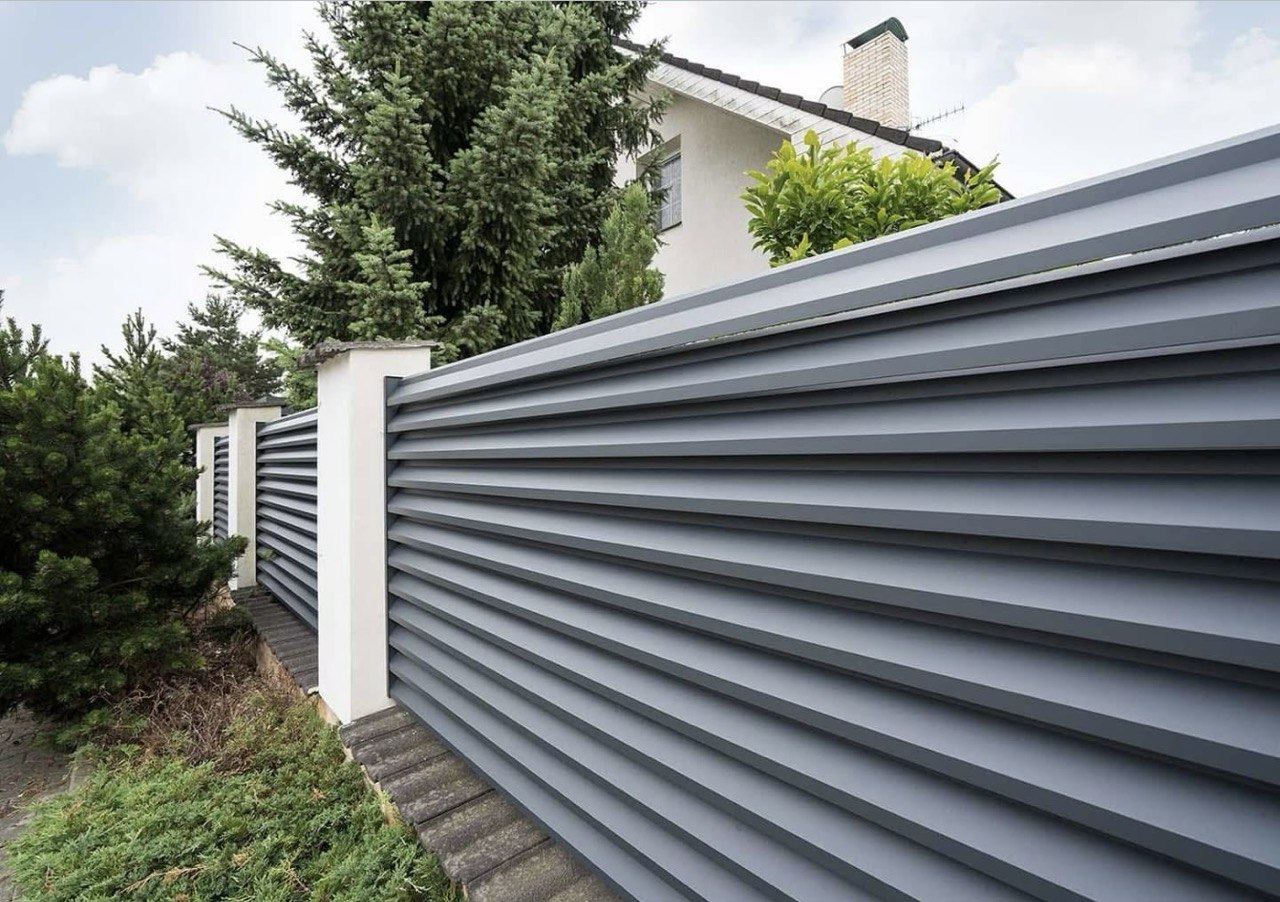 Gard modern cu detalii precise