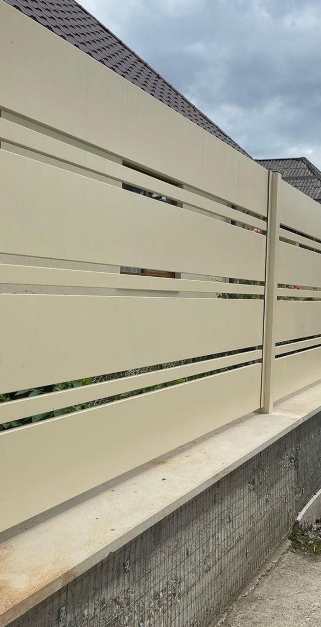 Detaliu vertical de gard modern